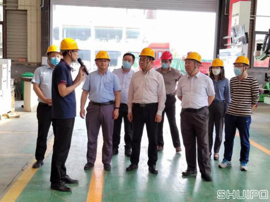 山東省科學(xué)院激光研究所所長賈中青、山東省機(jī)械設(shè)計研究院院長林江海帶領(lǐng)激光、高端裝備領(lǐng)域?qū)<乙恍?人到水泊焊割實(shí)地調(diào)研 (已調(diào)整大小) 山東省科學(xué)院激光研究所所長賈中青、山東省機(jī)械設(shè)計研究院院長林江海帶領(lǐng)激光、高端裝備領(lǐng)域?qū)<乙恍?人到水泊焊割實(shí)地調(diào)研 (已調(diào)整大小)